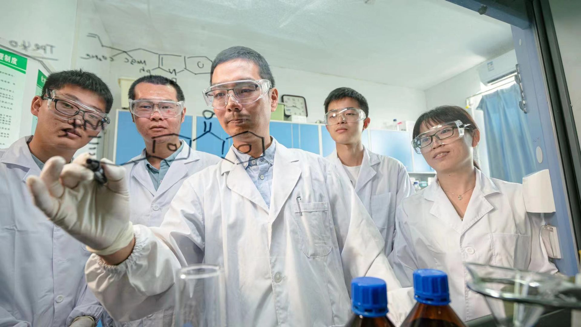 湖北教育新闻 | 华中科技大学生物制造领域重大突破 人工光酶催化研究登上《自然》